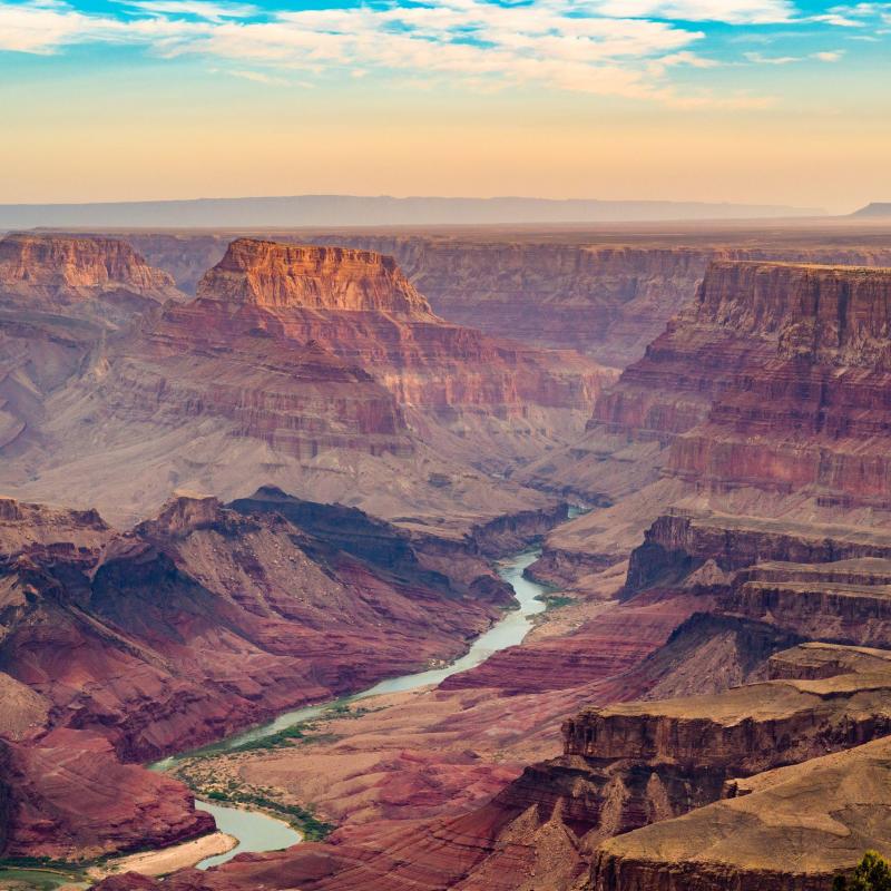 Magnifique vue sur le Grand Canyon à l'aube depuis la côte Sud